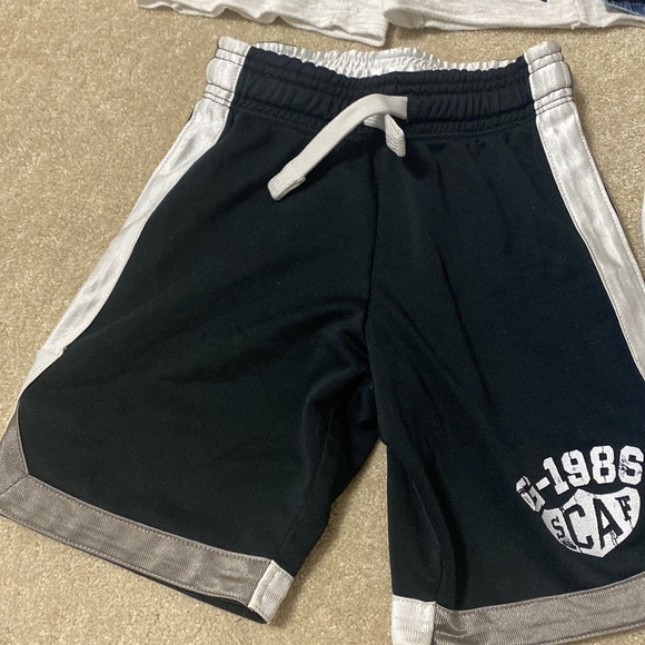 Four pairs of boys size 4T shorts - Picture 2 of 10